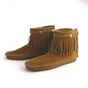 MINNETONKA ：ミネトンカ バックジップフリンジショートブーツ　ブラウン 並行輸入