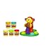 Beim Play-Doh Affenspektakel wachsen der fr�hlichen Affenfigur auf dein Kommando Knethaare und sogar 
eine freche Zunge in f�nf passenden Tropenfarben. Dazu h�lt der etwas andere Dschungelbewohner noch 
verschiedene Kokosnussh�lften mit lustigen Knetformen in den H�nden, die Du nach Lust und Laune 
austauschen kannst. Dr�ckt er beide H�lften gegeneinander, kann er damit in Windeseile exotische 
Fr�chte wie eine Ananas oder seine Leibspeise, eine Banane, zaubern.