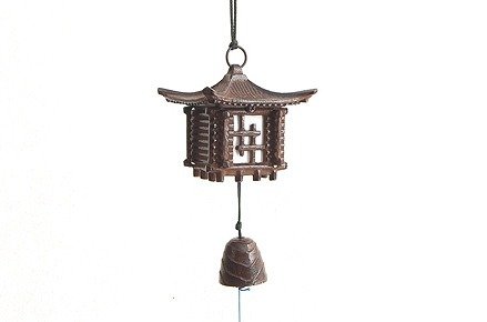 【南部釣灯篭風鈴　校倉　ミニ】　サイズ：９０×９０×高さ８７ｍｍ 　重　量：５００ｇ 　カラー：こげ茶