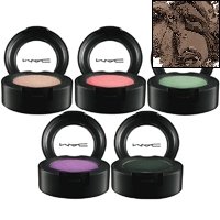 A powder-based Eyeshadow. Extremely soft-textured. Long-wearing. Crease-free colour