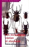 Los escarabajos vuelan al atardecer/ The Beetles Fly at Dusk (Gran Angular) (Spanish Edition)