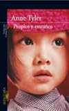 Propios Y Extranos/ Digging to America (Spanish Edition)