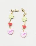 1 paire Boucles d'oreilles dor&eacute;es -perles petites fleurs vertes et petits c?urs mauves. Accessoires dor&eacute;s. Frais de port gratuit.
