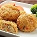 Oisix お弁当根菜コロッケ: にんじん、たまねぎ、れんこん、ごぼうが入った根菜コロッケ。ほくほくしたじゃがいもに、根菜のシャキシャキとした食感が楽しめます。電子レンジであたためるだけ。お弁当のおかずに。■お弁当に便利な一口サイズの...