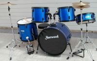 Komplettes Drum Set. Schlagzeug in Farbe blau-metallic