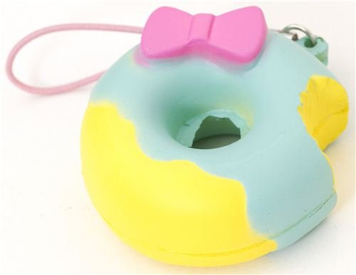 Imagen 2 de Colgante squishy de donut azul de Hello Kitty con lazo