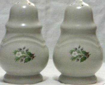 Pfaltzgraff Christmas Heirloom Salt Pepper Set