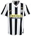 Es gibt ein T-Shirt, das die erfolgreichste Fussball-Mannschaft der italienischen Geschichte wuerdig 
vertritt: Das Juventus Heim Fussballshirt Jungen (8 - 15 J.) in kraeftigen Farben mit weissen 
Streifen im klassischen Stil, den Juventus seit 1903 mit Stolz traegt. Es bildet die zwei goldenen 
Sterne sportlicher Exzellenz und den schwarzweissen ovalen Schild mit dem Stier ab, der die Comune 
di Torino symbolisiert. So kann er die "Alte Dame" stolz anfeuern, waehrend das schweissableitende 
Nike Sphere Dry-Material ein Nassschwitzen verhindert und fuer Komfort sorgt.Dri-FIT-Material leitet 
Schweiss ab und sorgt fuer ein trockenes, angenehmes TragegefuehlV-AusschnittSponsorenlogo 
vornVereinslogo vorn linksSwoosh Design-Logo auf der rechten VorderseiteMaterial: 100% Polyester. 
Ripp: 90% Polyester/ 10% ElastanWaschmaschinenfest
