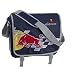Die Tasche besteht aus 100% Polyester. Das Hauptfach ist mit einem doppelten Rei�verschluss 
ausgestattet. Dieses verf�gt �ber ein Laptopfach mit Klettverschluss zur Fixierung des Laptops. Im 
Hauptfach befinden sich noch eine Netztasche und eine Tasche mit Klettverschluss. Das Frontfach hat 
einen Klettverschluss. Innen befinden sich eine Handytasche und eine Netztasche mit Rei�verschluss. 
Auf der R�ckseite der Tasche ist noch ein Fach mit Rei�verschluss angebracht. Auf der Klappe der Bag 
sind das Red Bull Racing Logo und der "Bulle" eingestickt. Diese kann mit zwei Schnallen geschlossen 
werden. Diese Schultertasche stammt aus der aktuellen Red Bull Racing Kollektion und ist ein 
original lizenzierter Merchandising Artikel.