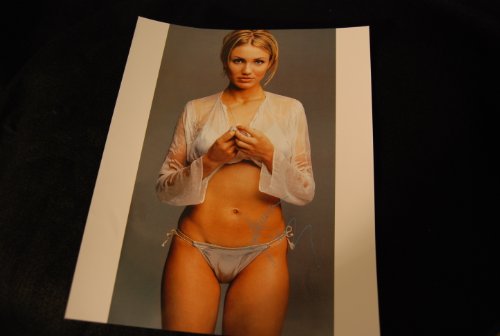 Cameron Diaz autograph photo with COA Cameron Diaz autograph photo with COA