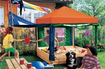 Sandkasten Benjamin Spielhaus mit buntem Dach, Windschutz und So Sandkasten Benjamin Spielhaus mit buntem Dach, Windschutz und So