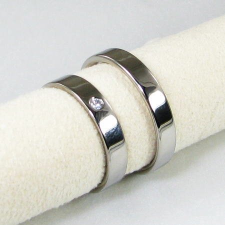チタンペアリング（結婚指輪）、女性用にはダイヤ付き