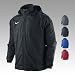 Nike Competition Wasserdichte Regenjacke. Bei jedem Wetter - mit dieser Jacke bleibst du auf dem Spielfeld. Verstaubare Kapuze, Verschluss mit Markenkennzeichnung, Kordelzug und Knebel. Meshgef&uuml;tterte seitliche Rei&szlig;verschlusstaschen. Elastische B&uuml;ndchen. Verdeckter Meshschlitz in der R&uuml;ckenmitte. Verstellbarer Saum mit Gummizug und Knebeln. Innenseite Mesh. Farben: anthrazit, schwarz, dunkelblau, royalblau oder rot. Material: Storm-FIT (100% Polyester).