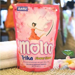 【アジアン雑貨】 【20％off】 molto Trika アイロンスプレー フラワーシャワー Flower Shower [450ml] 【モルト 柔軟剤】