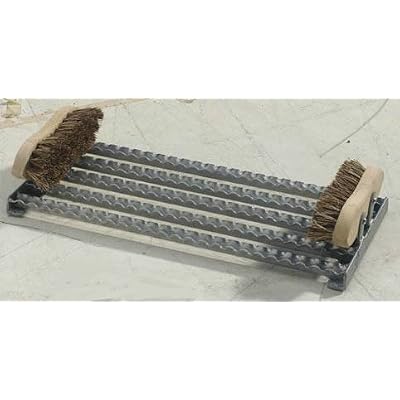 Boot scraper with brushes
