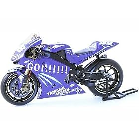Diecast Model Yamaha YZR-M1 (Valentino Rossi 2004) (1:12 scale by Minichamps) in Blue