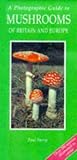 A Photographic Guide to Mushrooms of Britain and Europe (Photographic Guides)