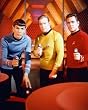 JAMES DOOHAN AS LT. CMDR. MONTGOMERY 'SCOTTY' SCOTT, LEONARD NIMOY AS LT. CMDR./COMMANDER SPOCK, WILLIAM SHATNER AS CAPTAIN JAMES T. KIRK FROM STAR TREK #1 - IN FARBE - Filmfoto - (Poster) PLAKATE - 25x20