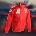 Diese neue Sponsoren Jacke ist ein Muss f�r alle FERRARI Fans. Sie vereint Spitzendesign, hohe 
Funktionalit�t und cooles Aussehen. Auf der Brust sind die Logos von SCUDERIA FERRARI,  PUMA, SHELL 
und BRIDGESTONE aufgen�ht,  auf den �rmeln AMD. Am Stehkragen ist noch ein PUMA Logo sehr hochwertig 
gestickt. Die Jacke ist innen mit Fleece ausgestattet und hat am Bund und bei den �rmeln jeweils 
einen Gummizug. Des Weiteren hat sie 2 Au�entaschen und eine Innentasche. Der Rei�verschluss ist 
hinterlegt und hat einen Kinnschutz. Au�erdem ist er mit dem SCUDETTO FERRARI Logo bedruckt. Das 
Material der Jacke besteht aus 100% Nylon, das Innenmaterial besteht aus 100% Polyester. Die Jacke 
ist waschbar im Schonwaschgang mit 30�. Wir haben die Jacke lagernd in M/50, L/52 und XL/54., sie 
ist normal geschnitten, also ganz einfach die gewohnte Konfektionsgr��e bestellen.