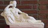 Eigenschaften   / Hübsche Figur auf dem Sofa - eine tolle Dekoration in allen Bereichen