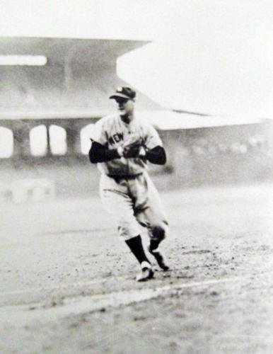 Lou Gehrig photo (New York Yankees) 11x14 unsigned photo Image 2
