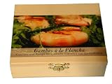 GAMBAS A LA PLANCHA Gewürz - Kasten und Rezept für spanische Garnelen von der Grillplatte. 8 Gewürze befinden sich in einer dekorativen Holzkiste. -- Beinhaltet die Geschichte des Gerichtes, eine Inhaltsbeschreibung der Gewürze, das Originalrezept und eine Einkaufliste. Ein ideales Geschenk für Kochkünstler & Hobbyköche, solche, die es werden wollen und alle, die neugierig auf fremde Welten sind. Maße: 11,4 x 9,5 cm, 3,4 cm hoch