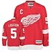 Detroit Red Wings Home Trikot von Nicklas Lidstr�m #5 - der Super Star Verteidiger der Red Wings. 
Alle Namen, Nummern und Logos sind genauso wie bei den original NHL Trikots AUFGEN�HT! Beste 
Qualit�t, direkt importiert!Das Premier NHL Eishockey Trikot von Reebok besteht aus qualitativ 
hochwertigem Polyester mit elatischen Stretch-Einlagen und hat extra durchl�ssige Stoffeinlagen zur 
besseren Bel�ftung. Dieses offiziell lizensierte Trikot sieht genauso wie die originalen 
Profitrikots aus. Das Logo auf der Vorderseite ist wie bei den Authentic Trikots aufgestickt und die 
Schulter Aufn�her werden im Single Layer Screen Printing Verfahren hergestellt und dann direkt auf 
das Trikot gen�ht. Die neuen Trikots bestechen durch ihr neues modernes Design und der hochwertigen 
Verarbeitung von Reebok.Auf Anfrage sind auch Trikots mit ALLEN anderen NHL Spielern verf�gbar! 
Falls Interesse besteht, k�nnen Sie uns eine Nachricht �ber das Kontaktformular schicken.