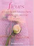 Fleurs, feuilles et branches mises en scène