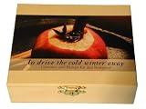 Gaumenfreude - TO DRIVE THE COLD WINTER AWAY Gewuerzset und Rezept fuer den Bratapfel. 5 Gewuerze befinden sich in einem dekorativen Holzkasten. -- Beinhaltet die Geschichte des Gerichtes, eine Inhaltsbeschreibung der Gewuerze, das Originalrezept und eine Einkaufliste. Ein ideales Geschenk fuer Kochkuenstler & Hobbykoeche, solche, die es werden wollen und alle, die neugierig auf fremde Welten sind. Masse: 11,4 x 9,5 cm, 3,4 cm hoch