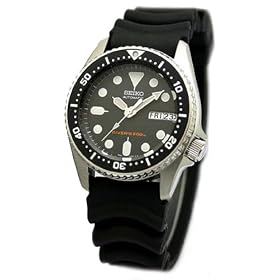 Seiko SKX013K1 - Diver's - Automatique - Montre Homme - Acier Inoxydable - Guichet Jour et Date -Lunette Uni-directionnelle - Verre Hardlex Crystal - Etanch�it� 200 m�tres de profondeur - Bracelet Caoutchouc � boucle Ardillon.