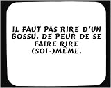 Il faut pas rire d'un bossu, de peur de se faire rire (soi-)même. tapis de souris décoré Image du produit