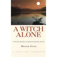 A Witch Alone: Thirteen Moons to Master Natural Magic (Taschenbuch)