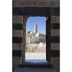 photographie Looking through doorway in the walls outside the palace throne room towards the Cita...