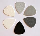 Produkt-Bild: NYLON Standard Plektren Set -- 6 Plektren aus Nylon mit griffiger Relief-Oberfl&auml;che - in den St&auml;rken von 0,38 - 1,00 mm (Gitarrenplektrum)