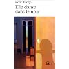 Elle danse dans le noir
