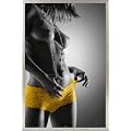 Sch�ne Frauen Poster und Holz-Rahmen - Yellow Hotpants (91 x 61cm)