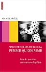 Marcher sur les pieds de la femme qu'...