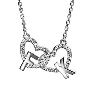 French Kitty Halskette aus platinbeschichtetem Metall. Die Kette besteht aus zwei Herzen in denen die Anfangsbuchstaben F und K hängen. Von International Connection