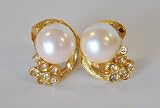 Gorgeous Pearl Earrings with Crystals in a Floral Design