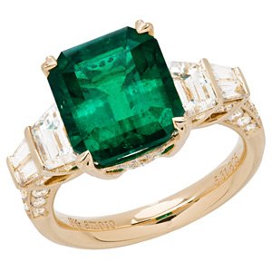 Colombian Emerald and Diamond Ring in 18kt yellow gold