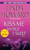 Un Beso En La Oscuridad / Kiss Me While I Sleep (Titania Contemporanea)