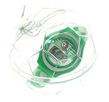 Montre de poignet en plastique verte présentée dans boule / ballon de football.