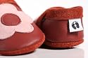 little foot company® Krabbelschuhe aus Rindnappaleder, Modell Blume in bordeaux, Applikation in rosa