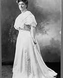 1907 photo Mrs. Oscar Solomon Straus, nee Sarah Lavanburg, full-length portrait, turned left,