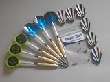 6 DARTPFEILE mit STAHLSPITZEN, 10 Gummiringe und 6 Metallic-2D-Flights