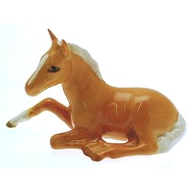 Beswick foal lying palomino gloss finish 915 by Arthur Gredlington F386