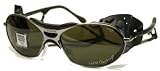 Cébé 'Cecchinel' Lunettes de Soleil, Monture couleur argenté foncé construction métal avec verre minéral catégorie 4 (7% lv) avec traitement anti reflet, coques en cuir (amovibles) pour protections latérales contre le rayonnement lumineux, et cordon réglable. La haute montagne et les conditions extrêmes révèlent toutes les performances de ces lunettes sans compromis. L'Cecchinel incarne le renouveau de la lunette de glacier : verres à haut niveau de protection, couvrance ne laissant passer aucun rayonnement, flux d'aération contre la buée