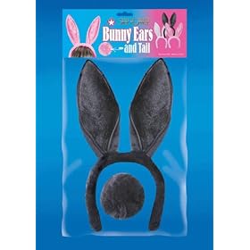 Oreilles de lapin noires avec sa queue noire