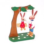 Hasenmann mit Tochter auf Schaukel, handbemalte Osterdekoration aus Holz