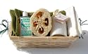 Geschenkset Sauna, 6 tlg., Aufguss Wacholder, Luffaschwamm, Saunasalz Honig, 2 x Handtuch 30/50 creme - weiß und grün im Bambuskorb